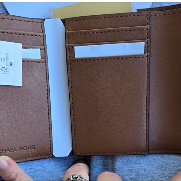 Michael Kors NWT Bifold Wallet - Picture 3 of 5